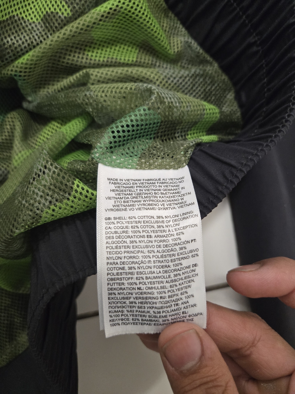 The North Face Men’s Black Lightweight Zip Jacket - Picture 3 of 6
